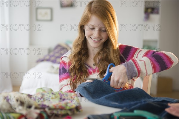 Girl (12-13) cutting clothing.
Photo : Jamie Grill