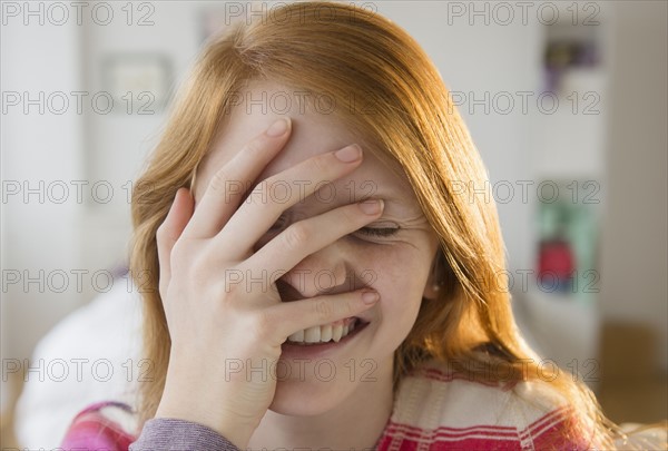 Front view of girl (12-13) with hand on head.
Photo : Jamie Grill