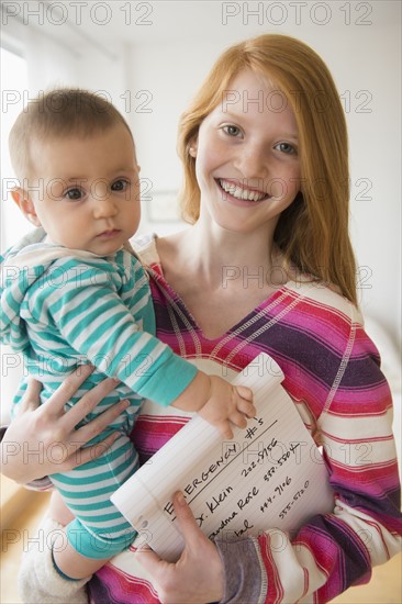 Portrait of girl (12-13) with baby girl (2-5 months).
Photo : Jamie Grill