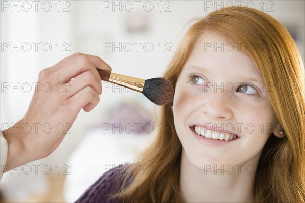 Portrait of girl (12-13) getting make-up.
Photo : Jamie Grill