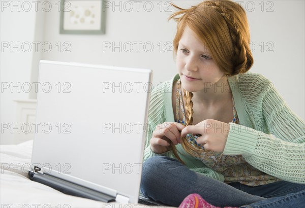 Girl (12-13) using laptop.
Photo : Jamie Grill