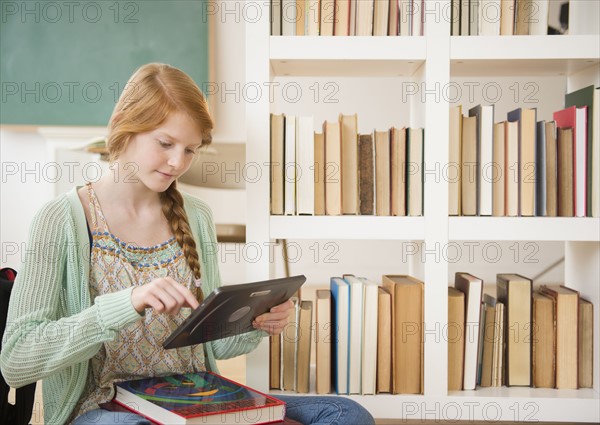 Girl (12-13) using tablet PC in classroom.
Photo : Jamie Grill