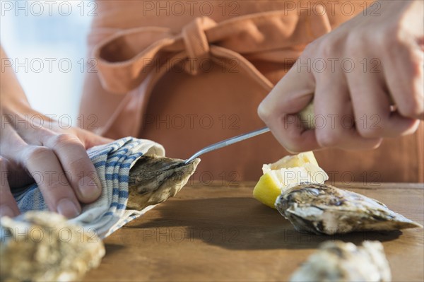 Woman shucking oysters.
Photo : Jamie Grill