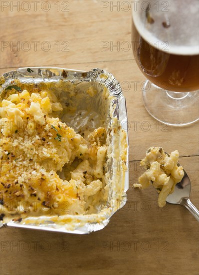 Studio shot of beer and pasta with cheese.
Photo : Jamie Grill