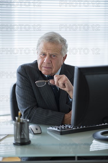 Portrait of senior man in office.
Photo : Jamie Grill