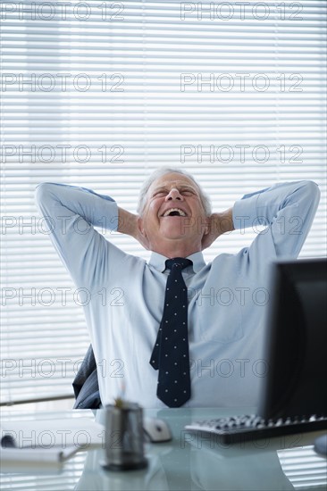 Senior man relaxing in office.
Photo : Jamie Grill