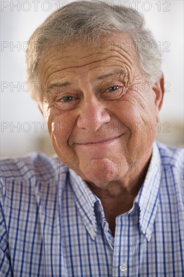 Portrait of senior man wearing button down shirt.
Photo : Jamie Grill