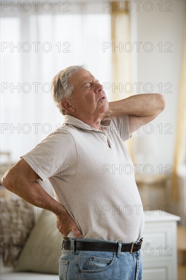 Senior man stretching.
Photo : Jamie Grill