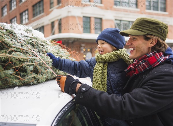 Man with kid (6-7) bonding Christmas tree. Jersey City, New Jersey, USA.
Photo : Daniel Grill