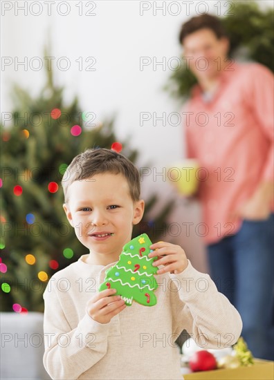 Boy (6-7) holding gingerbread.
Photo : Daniel Grill