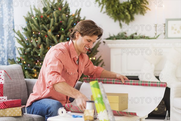 Man wrapping presents.
Photo : Daniel Grill