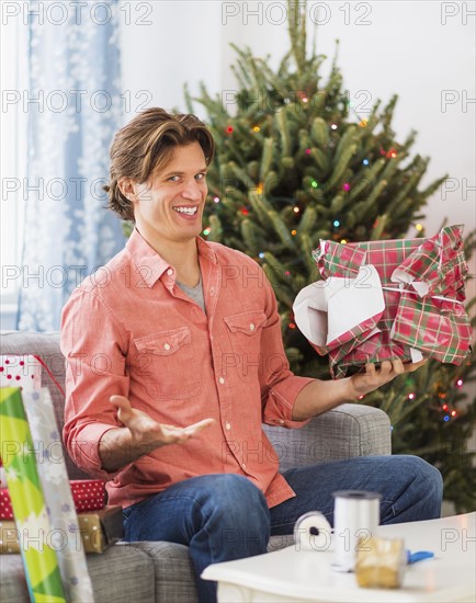 Man wrapping presents.
Photo : Daniel Grill