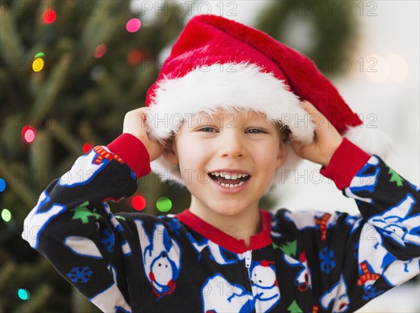 Boy (6-7) wearing santa hat.
Photo : Daniel Grill