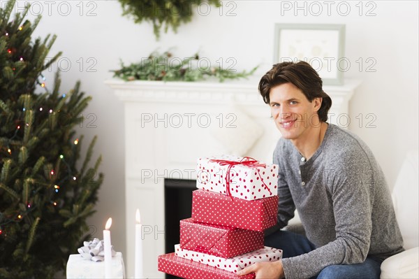 Man holding presents.
Photo : Daniel Grill