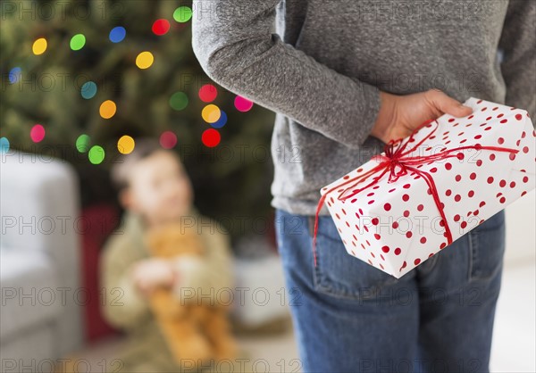 Man holding present.
Photo : Daniel Grill