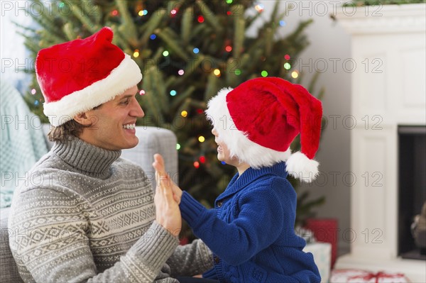 Father and son (6-7) playing next to Christmas tree.
Photo : Daniel Grill