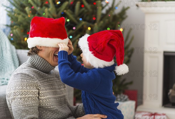 Father and son (6-7) playing next to Christmas tree.
Photo : Daniel Grill