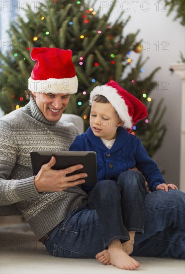 Father and son (6-7) using tablet.
Photo : Daniel Grill