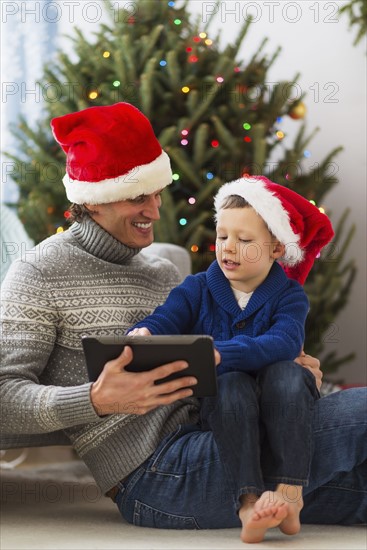 Father and son (6-7) using tablet.
Photo : Daniel Grill