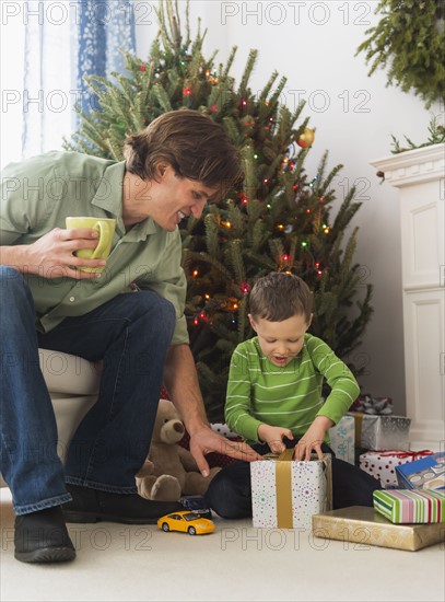 Father and son (6-7) opening Christmas presents.
Photo : Daniel Grill