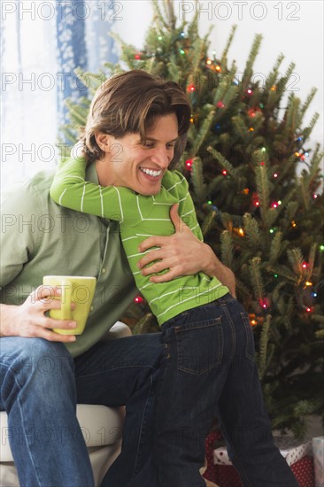 Boy (6-7) embracing father.
Photo : Daniel Grill