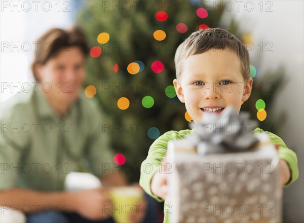 Boy (6-7) holding present.
Photo : Daniel Grill