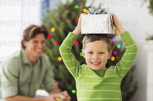 Boy (6-7) holding present on head.
Photo : Daniel Grill