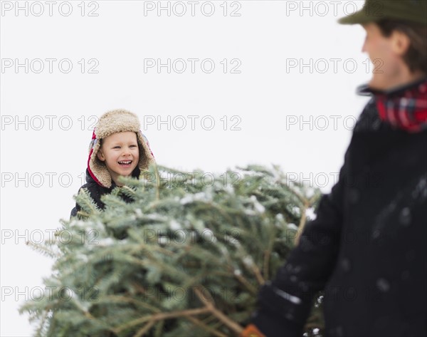 Father and son (6-7) carrying Christmas tree.
Photo : Daniel Grill