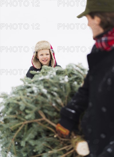 Father and son (6-7) carrying Christmas tree.
Photo : Daniel Grill