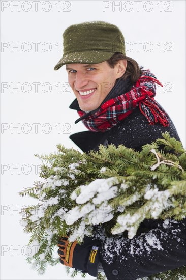 Man carrying Christmas tree.
Photo : Daniel Grill