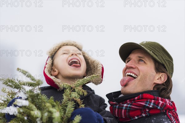 Father and son (6-7) catching snowflakes on tongue.
Photo : Daniel Grill