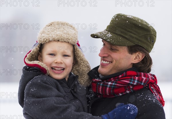 Father and son (6-7) smiling.
Photo : Daniel Grill