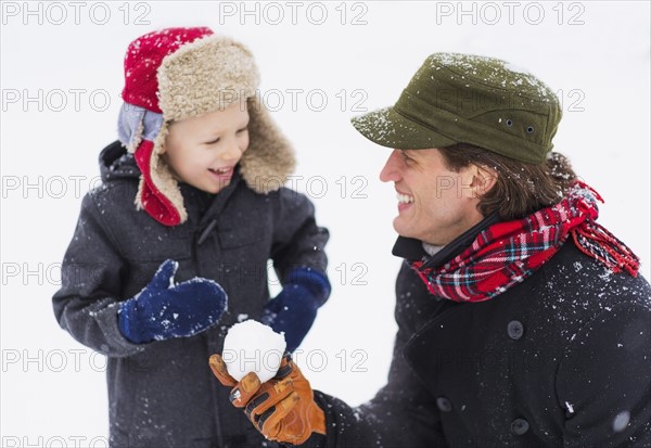 Father and son (6-7) playing with snowball.
Photo : Daniel Grill