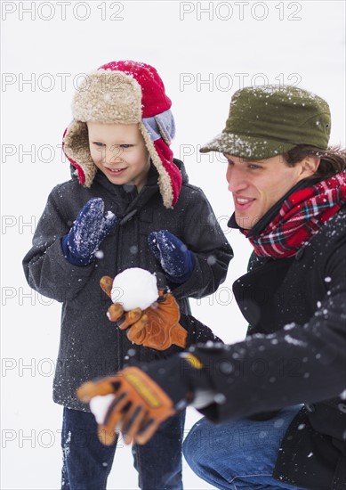 Father and son (6-7) playing with snowball.
Photo : Daniel Grill