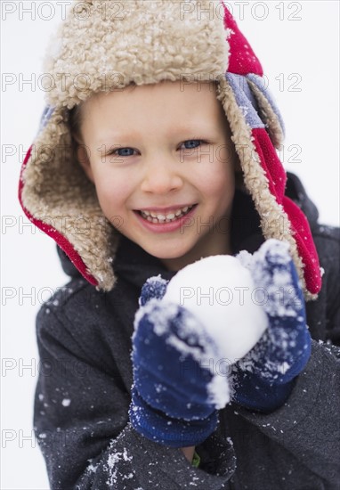 Boy (6-7) playing with snowball.
Photo : Daniel Grill