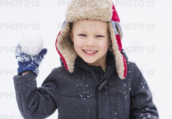 Boy (6-7) playing with snowball.
Photo : Daniel Grill