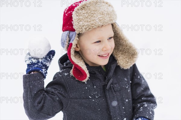 Boy (6-7) playing with snowball.
Photo : Daniel Grill