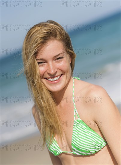 Portrait of young woman on beach. Jupiter, Florida, USA.
Photo : Daniel Grill