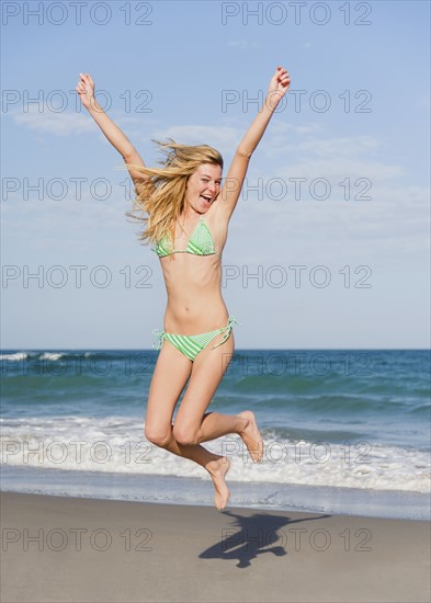Young woman jumping on beach. Jupiter, Florida, USA.
Photo : Daniel Grill