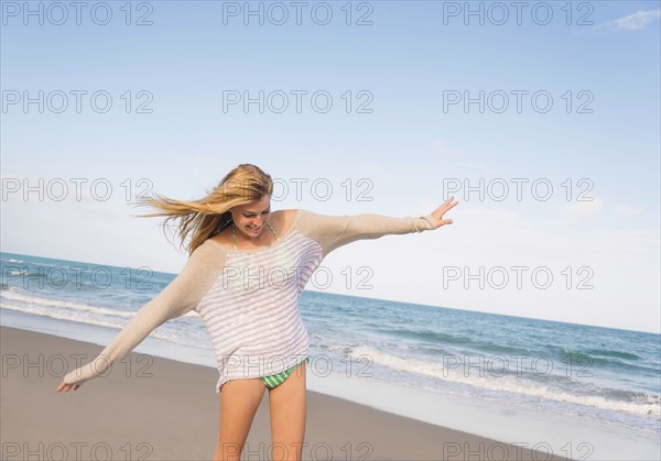 Young woman on beach. Jupiter, Florida, USA.
Photo : Daniel Grill