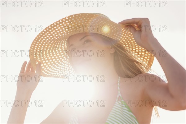 Young woman in sun hat on beach.
Photo : Daniel Grill