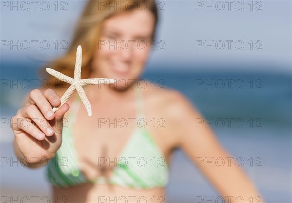 Young woman on beach holding starfish. Jupiter, Florida, USA.
Photo : Daniel Grill