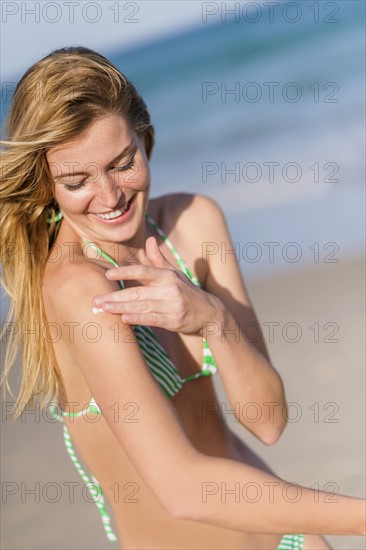 Young woman on beach. Jupiter, Florida, USA.
Photo : Daniel Grill