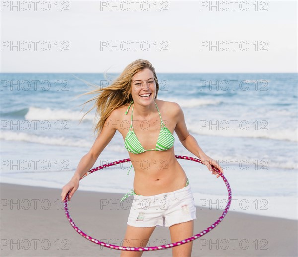 Young woman on beach twirling Hula hoop. Jupiter, Florida, USA.
Photo : Daniel Grill