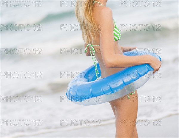 Young woman with inner tube. Jupiter, Florida, USA.
Photo : Daniel Grill
