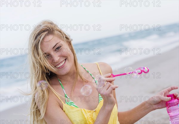 Young woman blowing bubbles. Jupiter, Florida, USA.
Photo : Daniel Grill