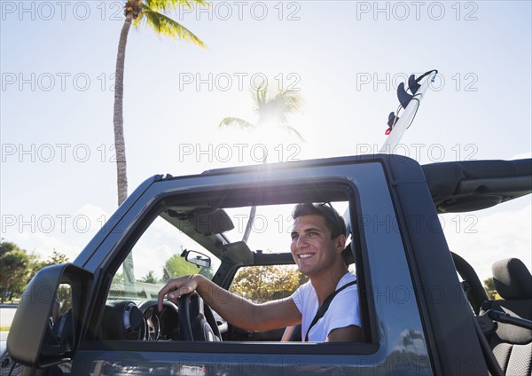 Young man driving car. Jupiter, Florida, USA.
Photo : Daniel Grill