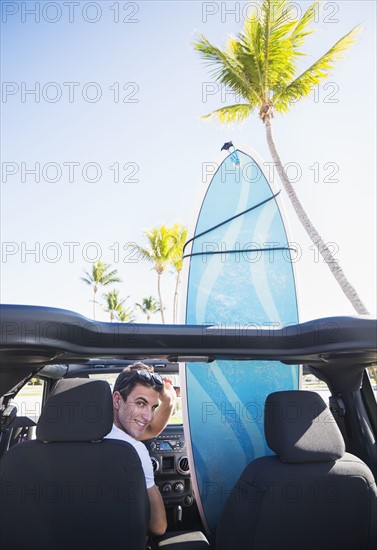 Young man sitting inside car. Jupiter, Florida, USA.
Photo : Daniel Grill