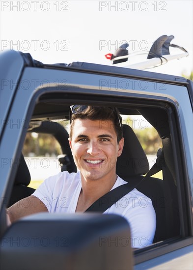 Young man driving car. Jupiter, Florida, USA.
Photo : Daniel Grill