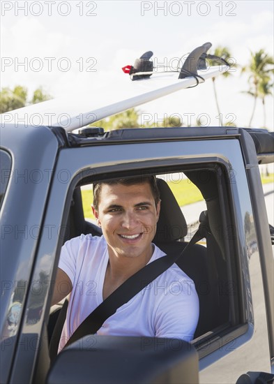 Young man driving car. Jupiter, Florida, USA.
Photo : Daniel Grill